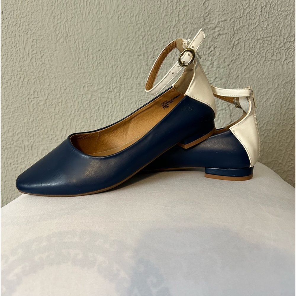 Comfortview leather navy blue flats, bellies with ankle straps.